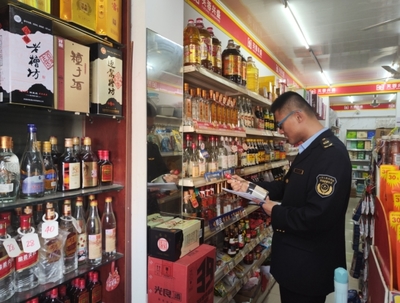 謝家集區(qū)市場局開展全區(qū)“特供酒”清源打鏈專項(xiàng)行動(dòng) 嚴(yán)管酒類經(jīng)營秩序